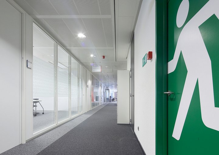 met folie beplakte glazen gangwand
