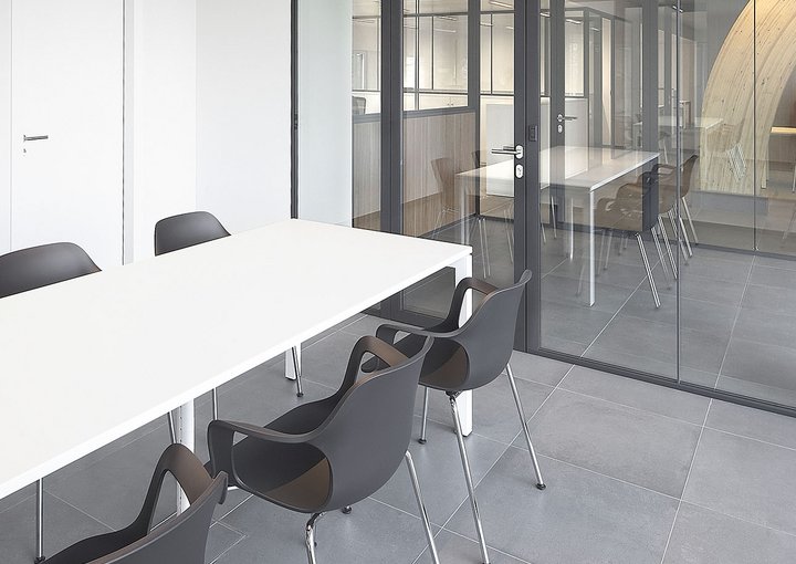 lange vergadertafel in kantoorruimte