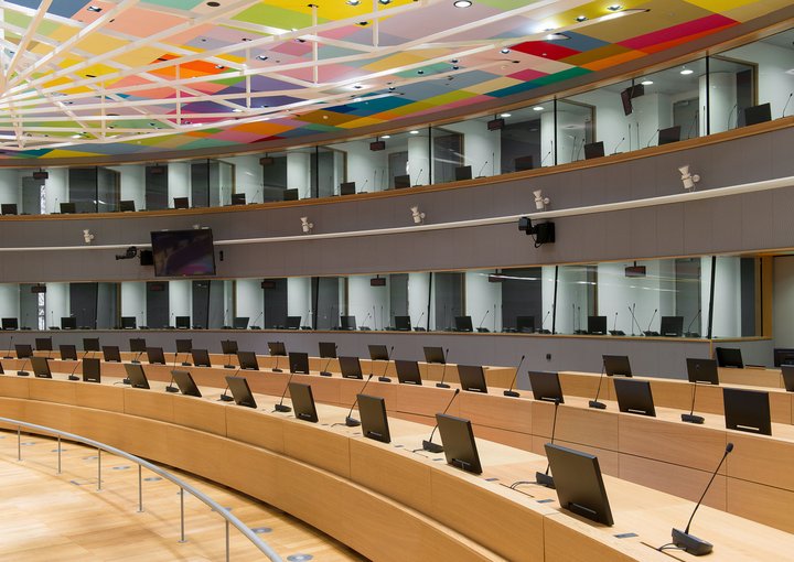De akoestische tolkencabines achter de vergaderzaal