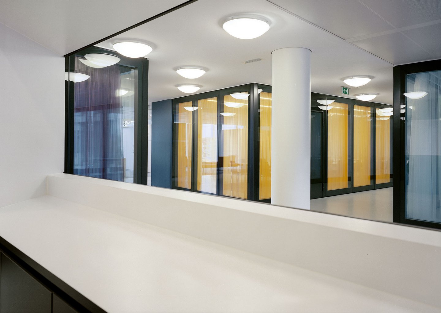 glazen systeemwand in combinatie met gekleurde gordijnen