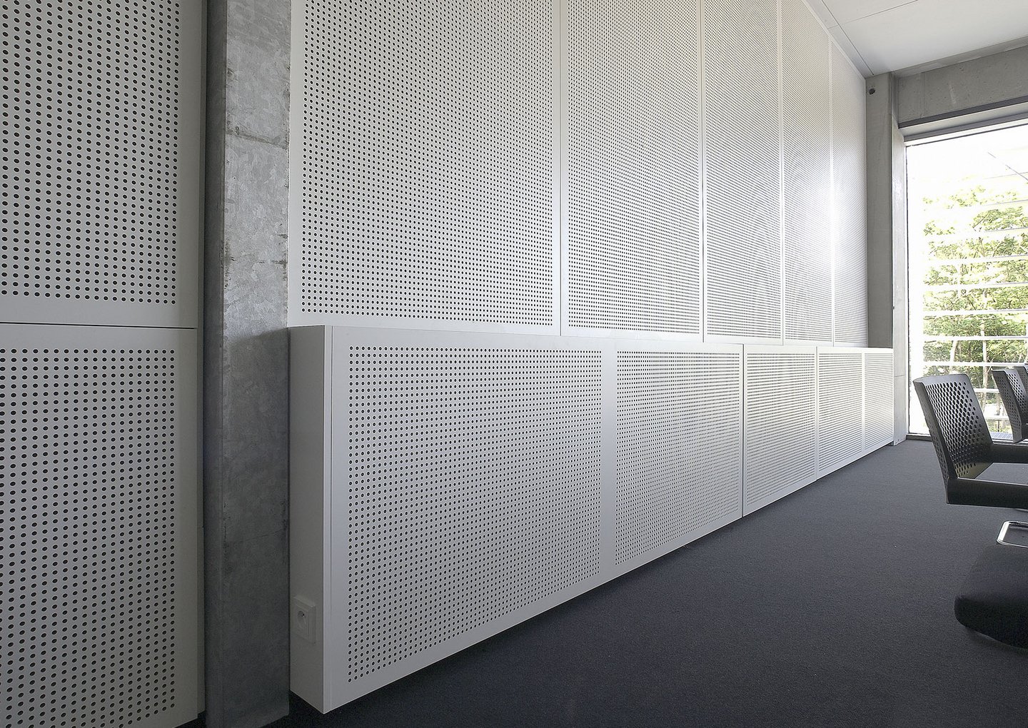 Geperforeerde houten convectoromkasting