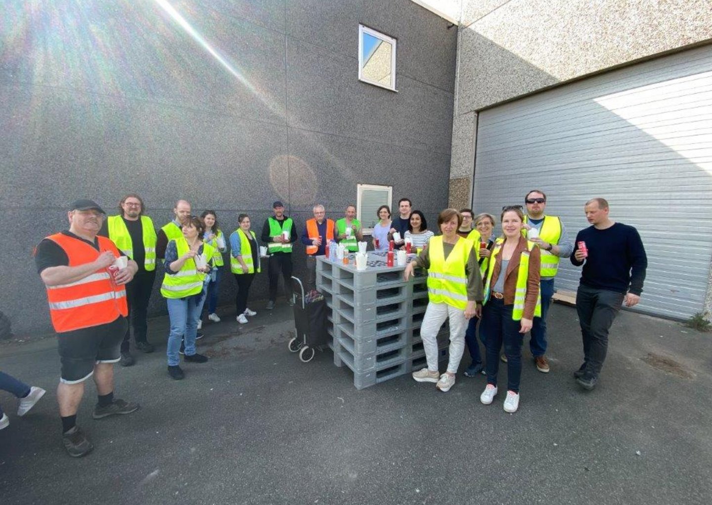 Samen met 150 andere vrijwilligers hebben wij onder een stralende zon deelgenomen aan de zwerfvuilruimactie op onze BEDRIJVENZONE DE PRIJKELS.  Achteraf kreeg iedereen een gratis pasta aangeboden door de vzw De Prijkels, verzorgd door Very Food Catering.