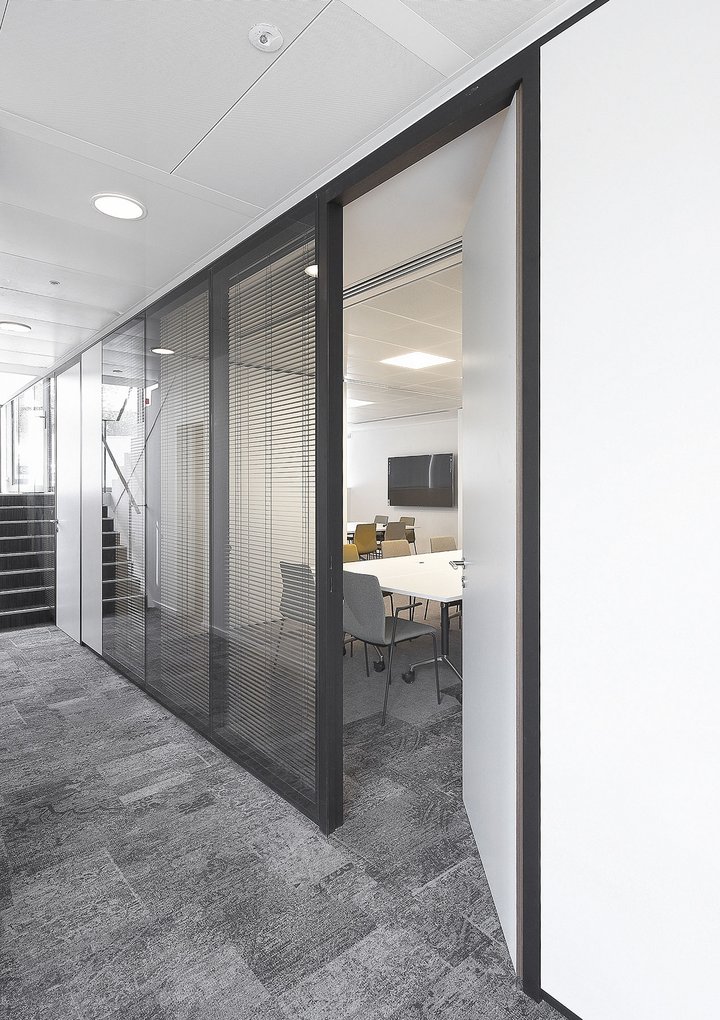 Dubbele glaswand met stores voor privacy