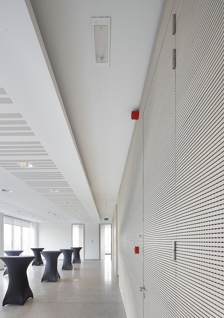 horizontale groeven met akoestische absorptie in houten panelen