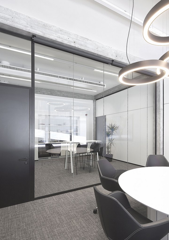 houten deur in glazen systeemwand