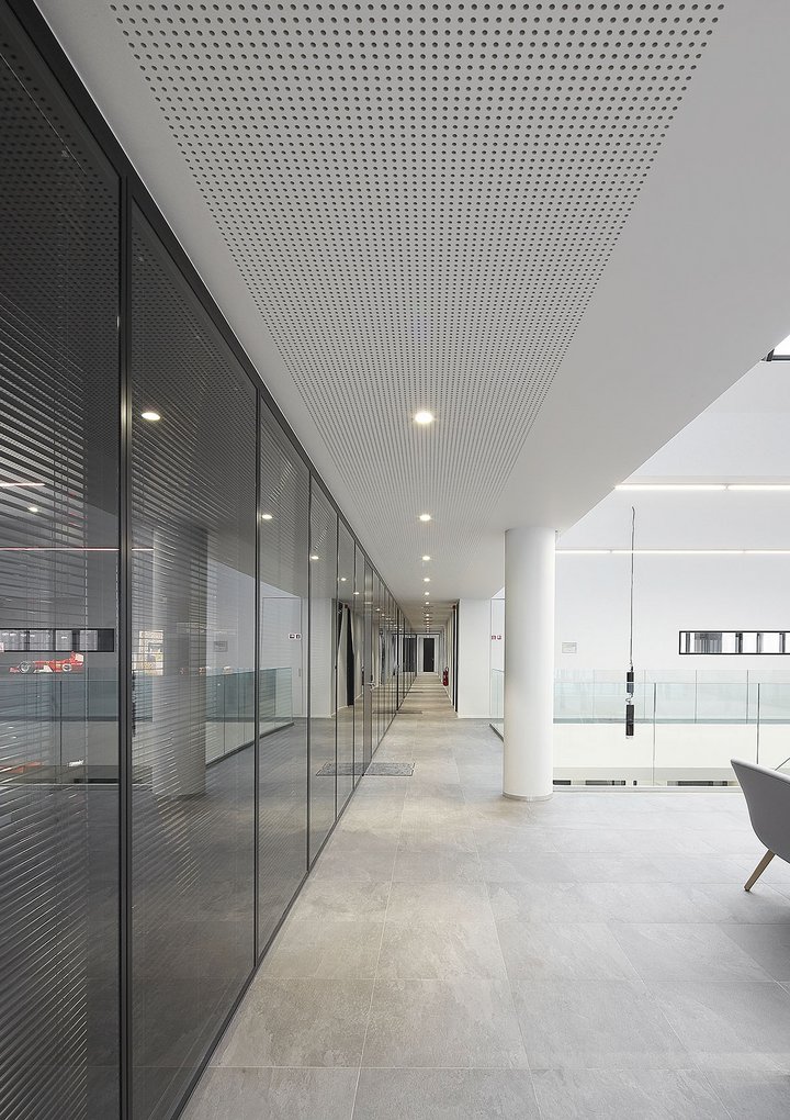 glazen systeemwand en privacy door horizontale stores in de wand