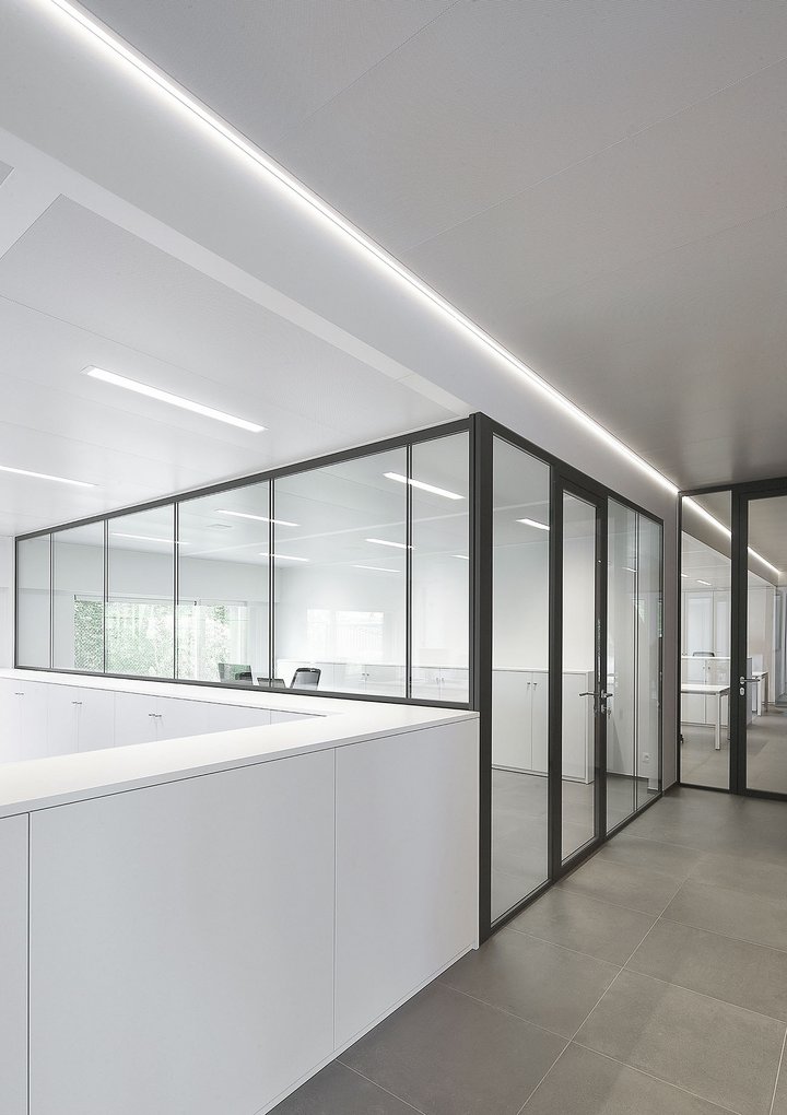 Flexibel verplaatsbare glaswand