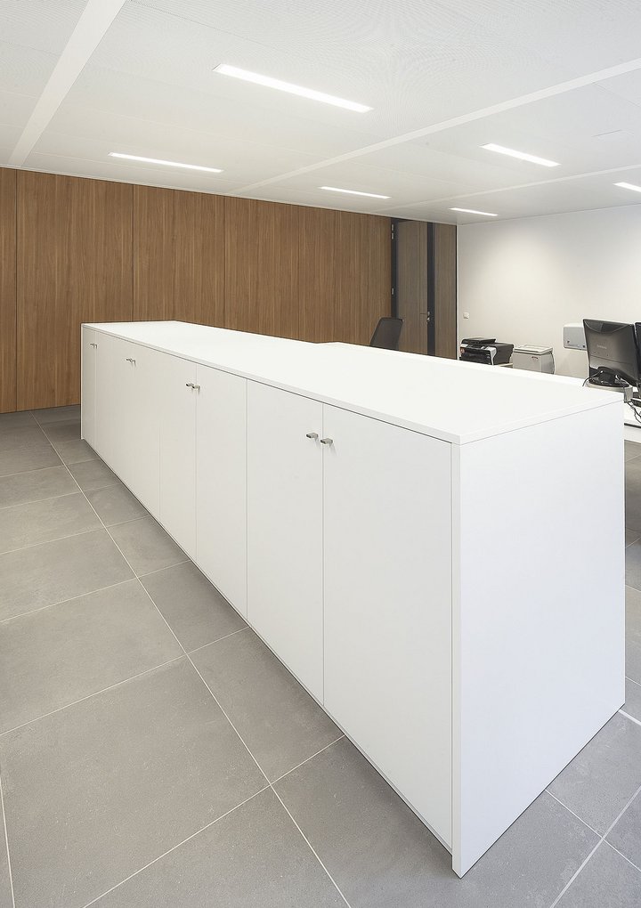 Draairdeurkasten met een volle mantel