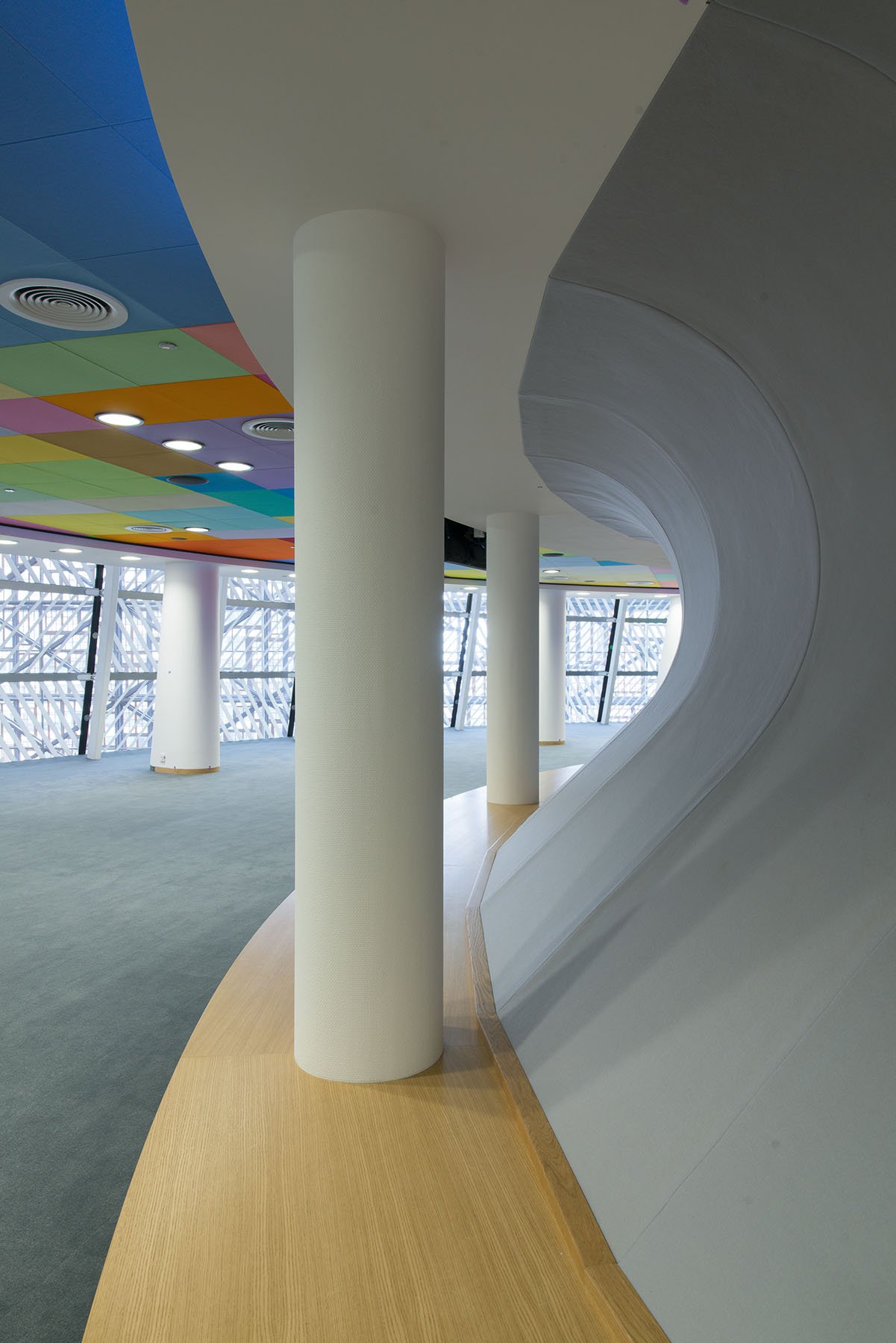 Gebogen gipskartonwanden in gang Europagebouw