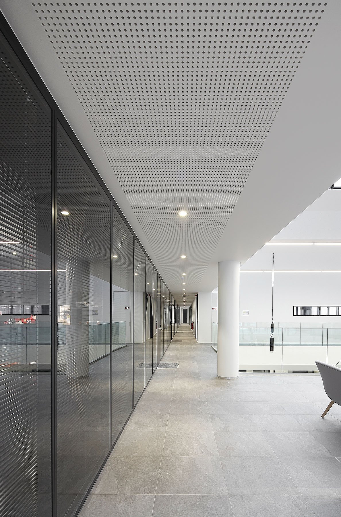 glazen systeemwand en privacy door horizontale stores in de wand